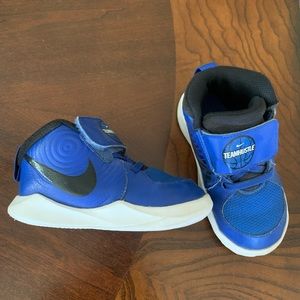 Nike Team Hustle D 9 Shoes in Game Royal/White/Black